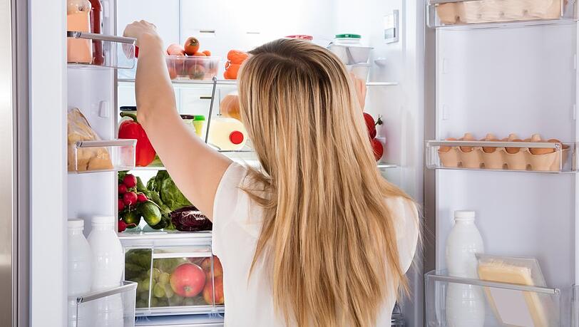 Kühlschrank richtig einräumen: So bleiben Lebensmittel länger haltbar