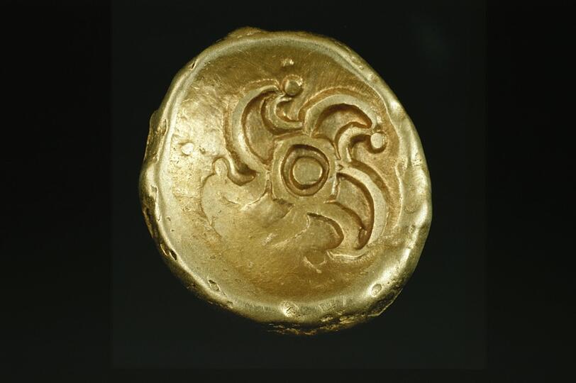 Eine goldene Münze mit Wirbel aus einem keltischen Münzschatz aus Sonthofen, enstanden im 2./1. Jh. v. Chr.