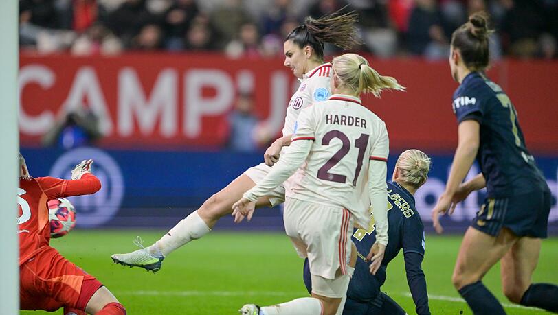 Ein Schuss, ein Tor, die Bayern: Jovana Damnjanovic (M) erzielt das 1:0. Ein Schuss, ein Tor, die Bayern: Jovana Damnjanovic (M) erzielt das 1:0.