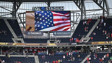Im TQL Stadium melden sich Fans des FC Bayern zu Wort.