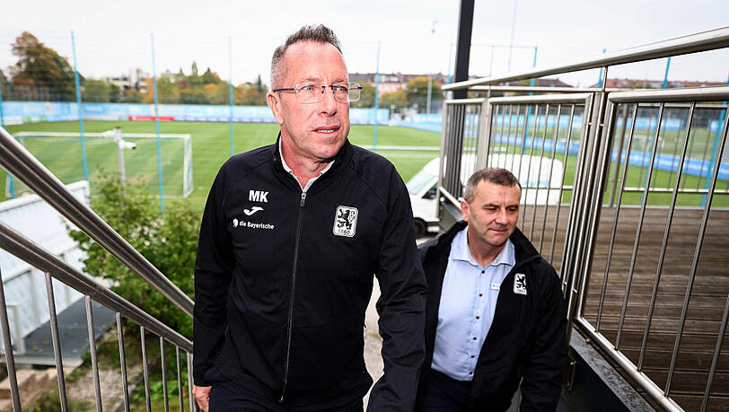 Markus Kauczinski, der neue Cheftrainer des TSV 1860, steigt gemeinsam mit Interimsgeschäftsführer Manfred Paula die Treppen zum Medienstüberl empor. Auch die Löwen soll er wieder in höhere Gefilde führen.
