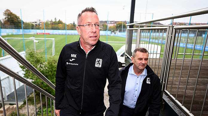 Markus Kauczinski, der neue Cheftrainer des TSV 1860, steigt gemeinsam mit Interimsgeschäftsführer Manfred Paula die Treppen zum Medienstüberl empor. Auch die Löwen soll er wieder in höhere Gefilde führen.