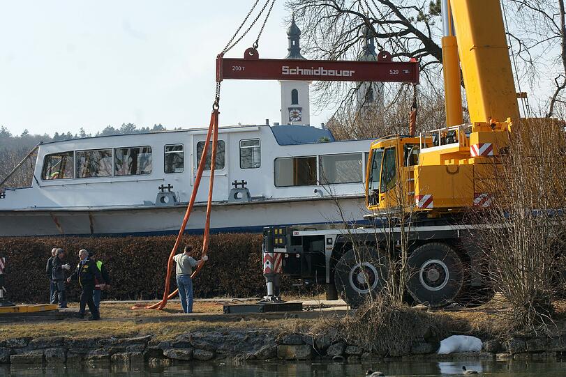 Die "MS Schondorf" ist angekommen in Tutzing. Sie wird in den Starnberger See gelassen.