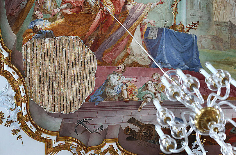 In der St.-Ulrich-Kirche (Seeg im Ostallgäu) stürzten Teile des Freskos zu Boden. Die Schadenshöhe ist derzeit noch unklar.