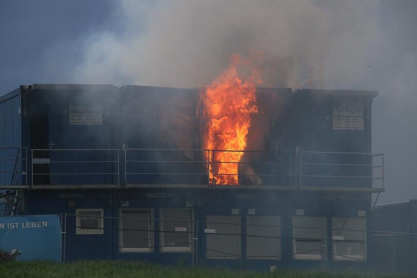 Ein Wohncontainer explodiert in Obertaufkirchen. Nach einem lauten Knall lodern die Flammen. Hier die Bilder.