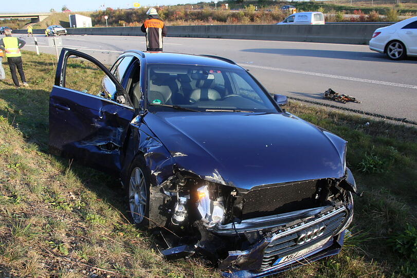 Der VW Passat konnte nicht mehr rechtzeitig bremsen und krachte in den Audi. Die A94 war nach dem Unfall kurzzeitig gesperrt.