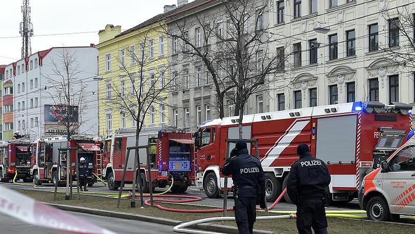 Feuerwehr und Polizei waren mit Dutzenden Fahrzeugen im Einsatz.