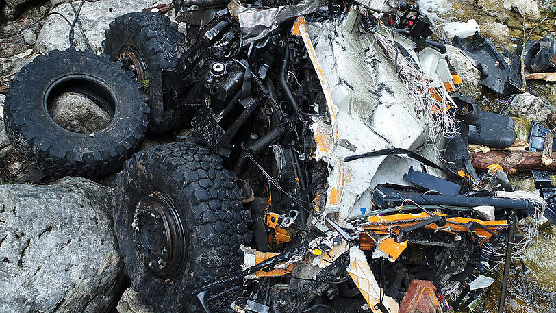 Der Unimog zerschellte nach 150 Metern. Für den Fahrer kam jede Hilfe zu spät.