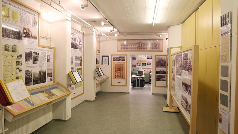 Blick in das kleine Museum im Keller.