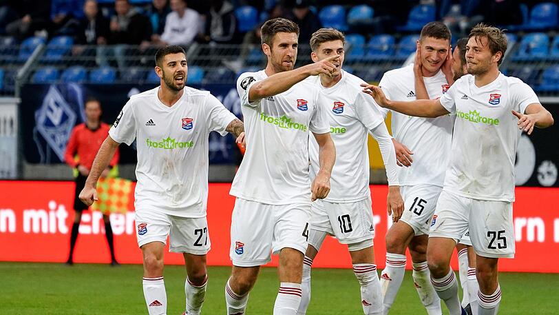Insgesamt sechs Ex-Löwen befinden sich im Profi-Kader der SpVgg Unterhaching, darunter Moritz Heinrich (l.) und Christoph Greger (2.v.r.).