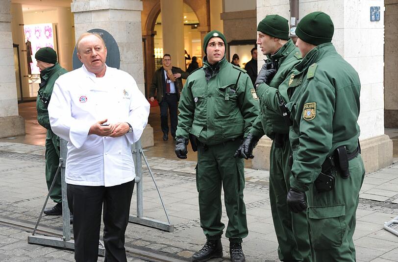 Ein ratloser Alfons Schuhbeck vor dem Bayerischen Hof.