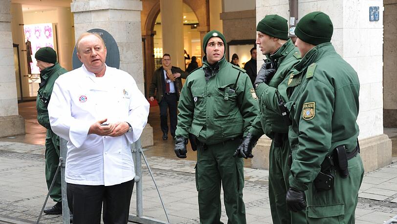 Ein ratloser Alfons Schuhbeck vor dem Bayerischen Hof. Ein ratloser Alfons Schuhbeck vor dem Bayerischen Hof.
