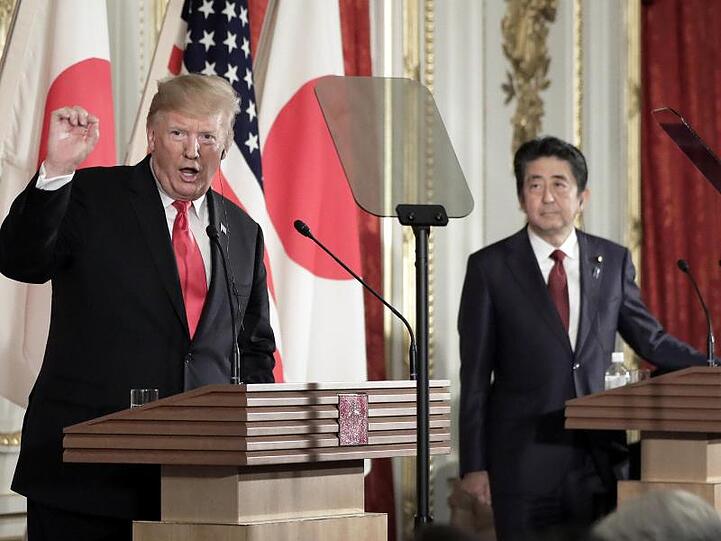 Donald Trump (l) und Shinzo Abe geben eine Pressekonferenz in Tokio.