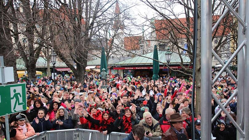 Da ging es noch eng zu: Die Narhalla feiert in einem "normalen" Jahr am Viktualienmarkt am Faschingsdienstag mit. Da ging es noch eng zu: Die Narhalla feiert in einem "normalen" Jahr am Viktualienmarkt am Faschingsdienstag mit.