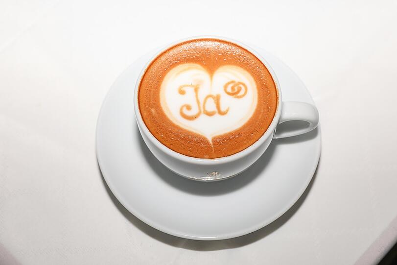 Die Mitarbeiter von Dallmayr sind wahre Cappuccino-Künstler: Was im Milchschaum stehen soll, können sich die Paare aussuchen.