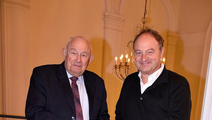Ministerpräsident Günther Beckstein und Pfarrer Rainer Maria Schießler beim legeren Ratsch im Deutschen Theater. Ministerpräsident Günther Beckstein und Pfarrer Rainer Maria Schießler beim legeren Ratsch im Deutschen Theater.