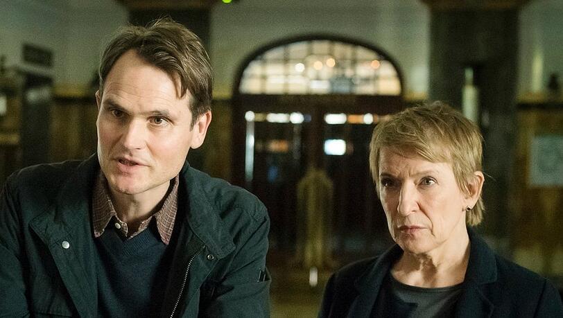"Tatort: Warum": Kommissar Felix Voss (Fabian Hinrichs) und Kommissarin Paula Ringelhahn (Dagmar Manzel) befragen die Empfangschefin im Hotel.