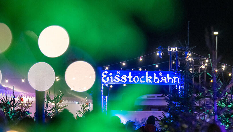 Eisstock-Gaudi in stimmungsvoller Atmosphäre. Eisstock-Gaudi in stimmungsvoller Atmosphäre.