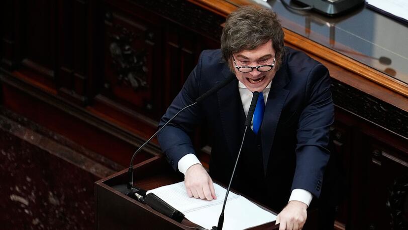 Der ultraliberale Präsident gerät heftig mit oppositionellen Abgeordneten aneinander. Der ultraliberale Präsident gerät heftig mit oppositionellen Abgeordneten aneinander.