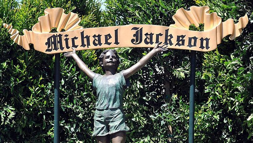 Eine Statue aus Michael Jacksons Neverland-Ranch.