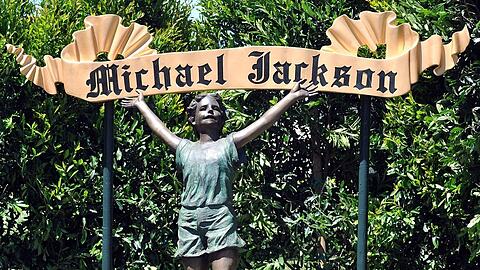Eine Statue aus Michael Jacksons Neverland-Ranch.
