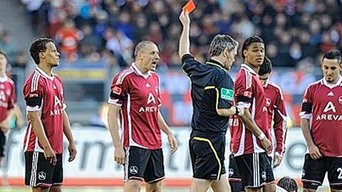 Nicht nur bei seinen Kartenspielen lag Schiedsrichter Michael Weiner konsequent daneben. Was alle Cluberer mächtig in Rage brachte.