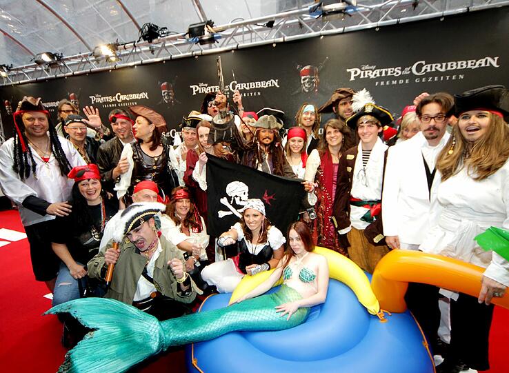 Als Piraten und Piratenbräute verkleidet - so kamen viele AZ-Leser zur Premiere.