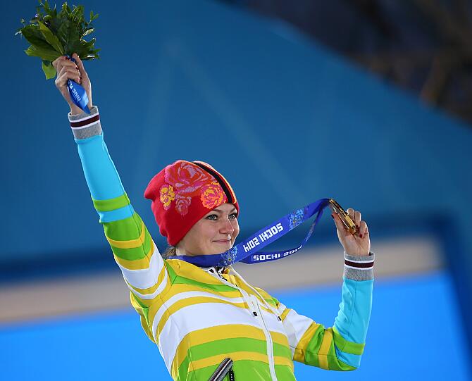 Siegerehrung für die Skispringerinnen: Carina Vogt freut sich über ihre Goldmedaille in Sotschi.
