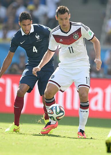 Miroslav Klose - Note 4 -  Holte fleißig Freistöße heraus, bettelte rennend um Anspiele. Die erreichten ihn selten. Ausgewechselt bzw. erlöst.