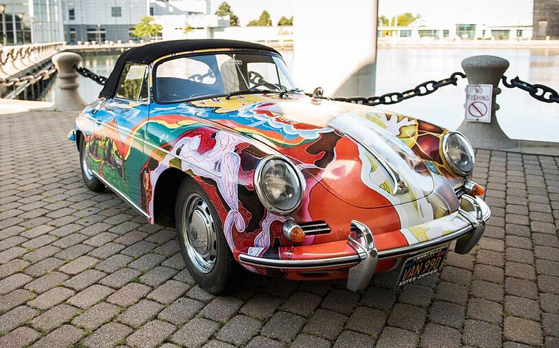 Janis Joplin hatte den Porsche 1968 gekauft - für 3500 Dollar. Weil ihr dessen "Austernweiß" zu langweilig war, ließ sie den Wagen hippiemäßig bunt bemalen.