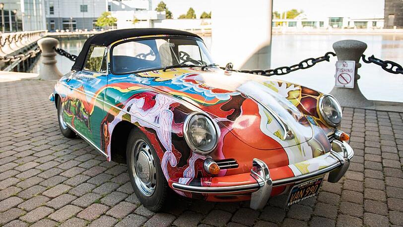Janis Joplin hatte den Porsche 1968 gekauft - für 3500 Dollar. Weil ihr dessen "Austernweiß" zu langweilig war, ließ sie den Wagen hippiemäßig bunt bemalen. Janis Joplin hatte den Porsche 1968 gekauft - für 3500 Dollar. Weil ihr dessen "Austernweiß" zu langweilig war, ließ sie den Wagen hippiemäßig bunt bemalen.