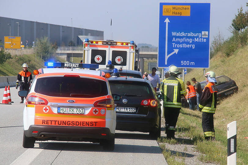 Der Fahrer wollte die Zigarette aus dem Fußraum aufheben und kam dabei mit 150 Sachen von der Fahrbahn ab. Die Bilder von den Aufräumarbeiten.