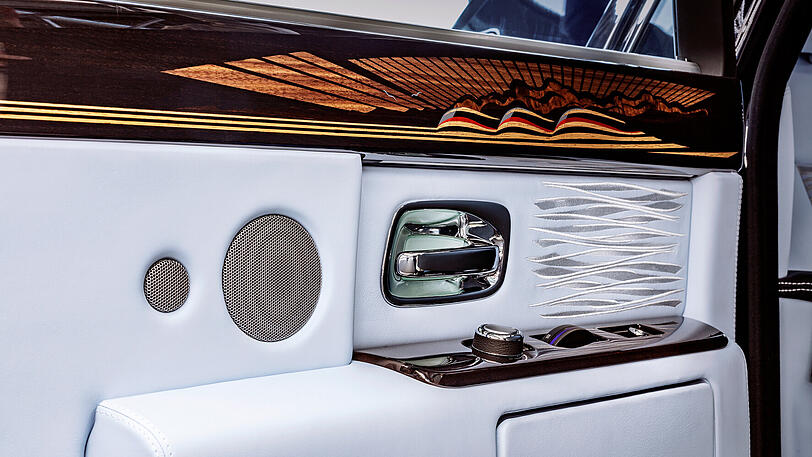 Auch an den Türen haben die Rolls-Royce-Spezialisten maritime Motive gezaubert.