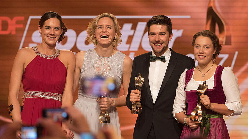 Alle Gewinner auf einem Bild: Die Beachvolleyballerinnen Kira Walkenhorst und Laura Ludwig, daneben Kombinierer Johannes Rydzek und Biathltin Laura Dahlmeier (v.l.).