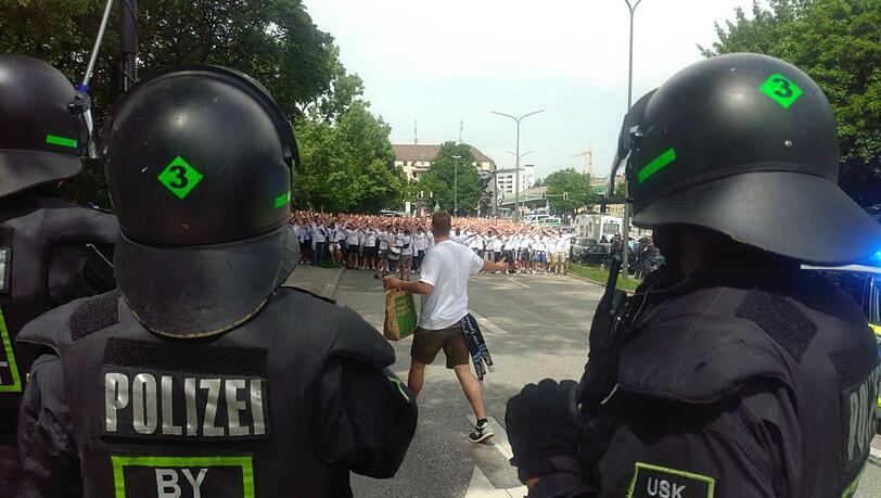 Kritisch beäugt - die Polizei begleitet den Fanmarsch zum Grünwalder Stadion. Kritisch beäugt - die Polizei begleitet den Fanmarsch zum Grünwalder Stadion.