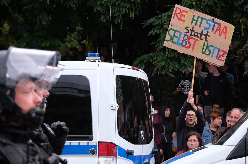 Chemnitz hat sich innerhalb von wenigen Stunden zum Pulverfass entwickelt. Nach dem gewaltsamen Tod eines 35-Jährigen marschierten innerhalb kürzester Zeit rechte Demonstranten auf - ihnen stellten sich am Montag linke Demonstranten gegenüber. Um ein unmittelbares Aufeinandertreffen zu verhindern, rückte die Polizei mit Hundertschaften an. Die Bilder aus Chemnitz.