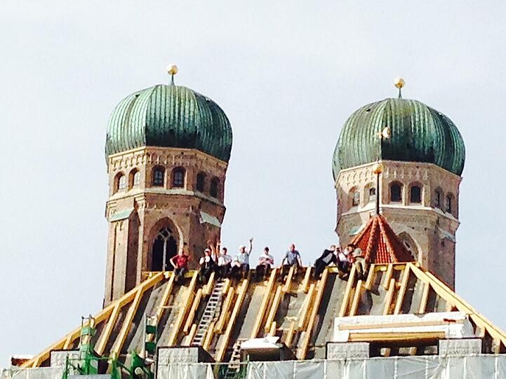 Hoch oben, unter den Türmen der Frauenkirche