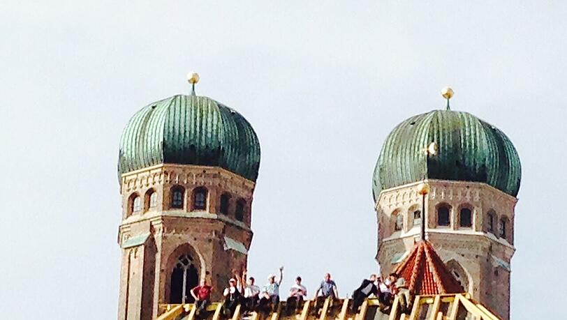 Hoch oben, unter den Türmen der Frauenkirche Hoch oben, unter den Türmen der Frauenkirche