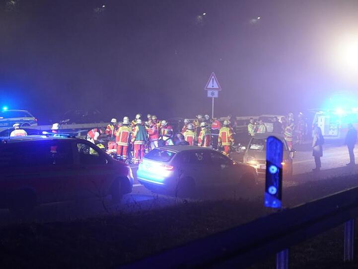 Rettungskräfte sind auf der Bundesstraße B27 nach dem Zusammenstoß mehrerer Fahrzeuge im Einsatz.