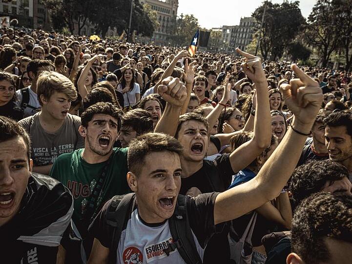 Tausende Befürworter der Unabhängigkeit Kataloniens protestieren in Barcelona gegen das Urteil des Obersten Gerichts.
