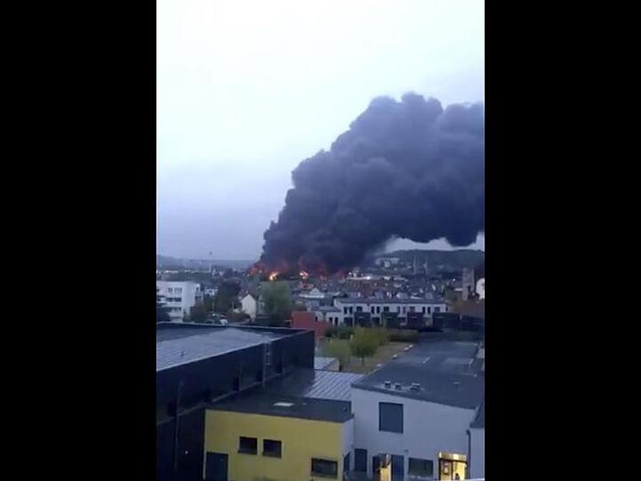 Auf einem Video auf Twitter ist eine riesige schwarze Rauchwolke über der Chemiefabrik in der Normandie zu sehen.