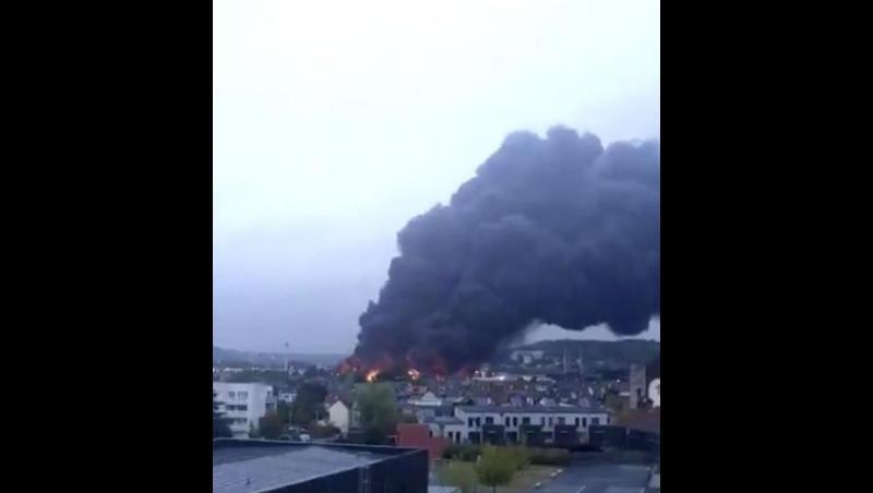 Auf einem Video auf Twitter ist eine riesige schwarze Rauchwolke über der Chemiefabrik in der Normandie zu sehen. Auf einem Video auf Twitter ist eine riesige schwarze Rauchwolke über der Chemiefabrik in der Normandie zu sehen.