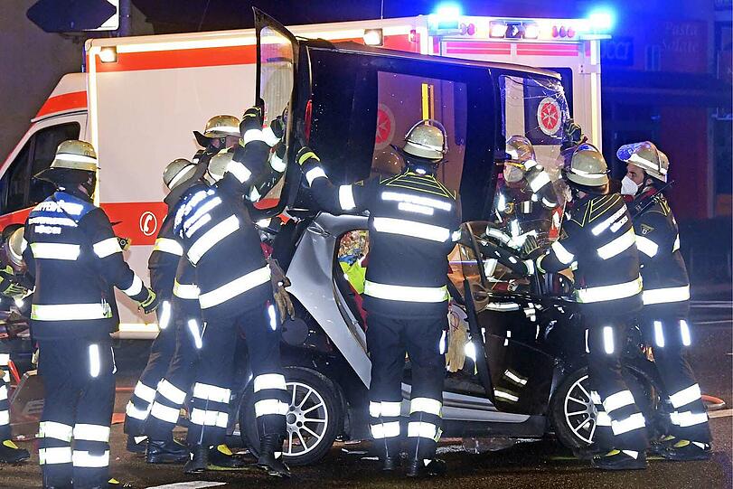 Die Besatzung des Rettungswagens, dem der 33-Jährige ausgewichen war, versorgte den Mann versorgt, nachdem dieser von der Feuerwehr aus dem Auto befreit worden war.