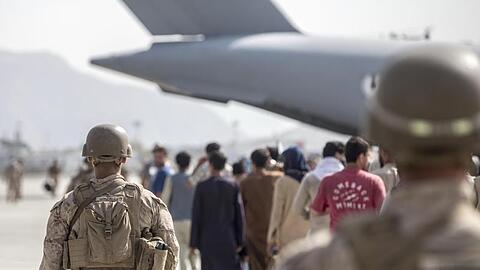 US-Marines begleiten in Kabul Familien zu einem Evakuierungsflug.