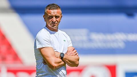 Trainer Mersad Selimbegovic von Regensburg steht am Spielfeldrand.