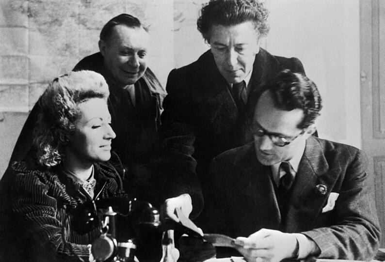 Varian Fry (r.) mit Jacqueline Lamba Breton, André Masson und André Breton in seinem Büro in Marseilles.