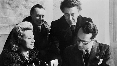 Varian Fry (r.) mit Jacqueline Lamba Breton, André Masson und André Breton in seinem Büro in Marseilles.