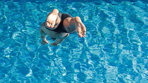 Abkühlung versprachen die vielen Schwimmbäder in Deutschland.