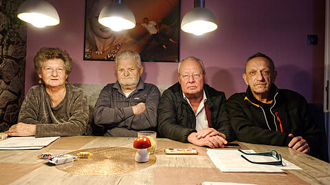 F&uuml;hlen sich von der M&uuml;nchner Wohnen im Stich gelassen: Lolita Rathgeb, Georg Frank, Helmut Pantschenko und Erwin Hausmanninger.