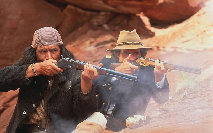 Apachen-Häuptling Geronimo (Wes Studi, links) wird von Lt. Charles Gatewood (Jason Patric) in seinem Kampf für Gerechtigkeit unterstützt. Apachen-Häuptling Geronimo (Wes Studi, links) wird von Lt. Charles Gatewood (Jason Patric) in seinem Kampf für Gerechtigkeit unterstützt.